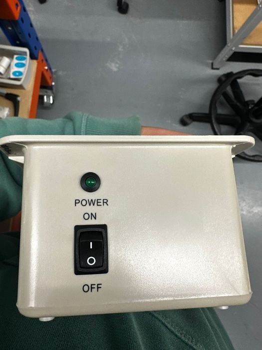 Fonte de alimentação Input 220V/2A. Output 12V/5A