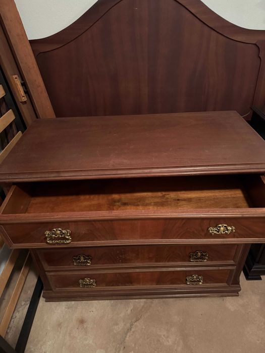 Cómoda de madeira maciça