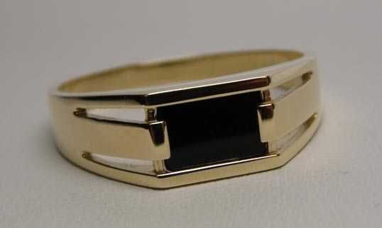 Delikatny złoty sygnet prostokątny onyks R.25