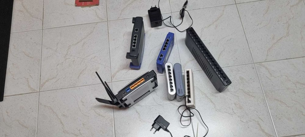 Conjunto de 7 Switches Gigabit da Cisco Systems +7 outros artigos agora incluídos!