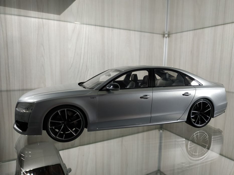 Audi S8 Plus Motorhelix 1:18 silver