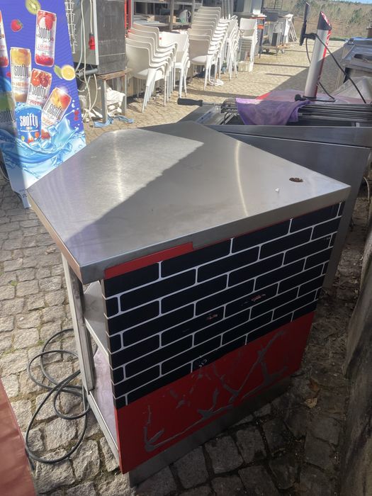 Bancada de apoio c/ tomadas eléctricas