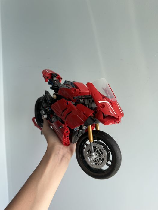Конструктор LEGO Technic Ducati Panigale V4 R (42107)
