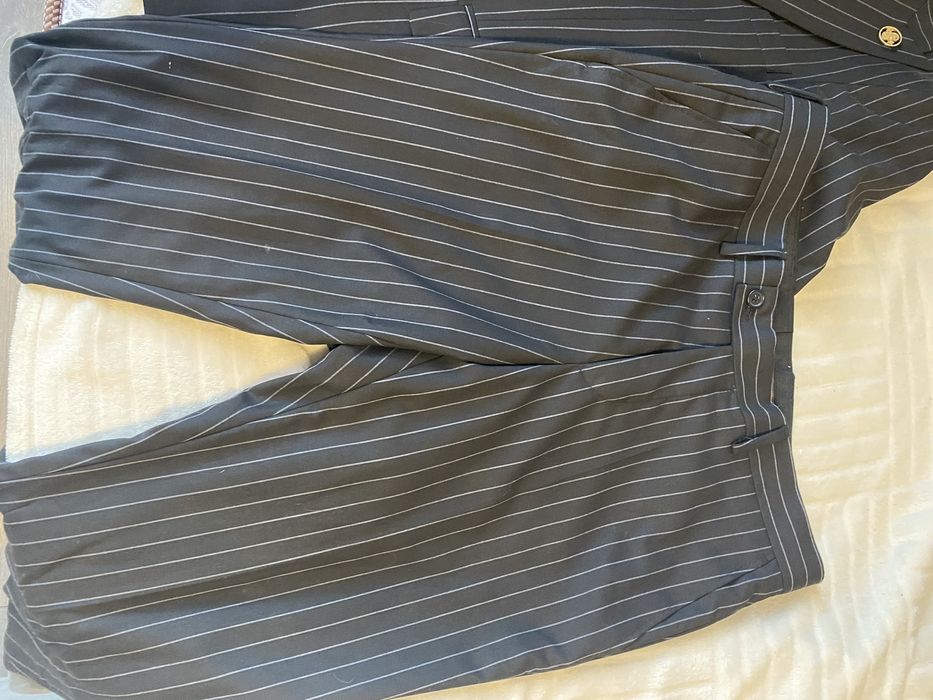 Класичний чоловічий костюм в розмірі М