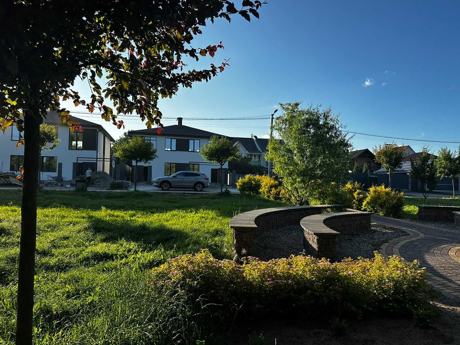 Будинок біля озера з пляжем