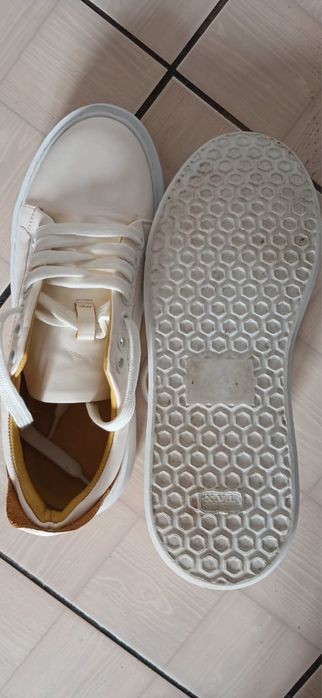 Жіночі білі шкіряні кеди