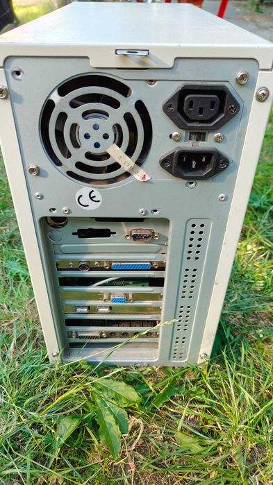 Stary komputer Retro Intel Pentium fw82443lx