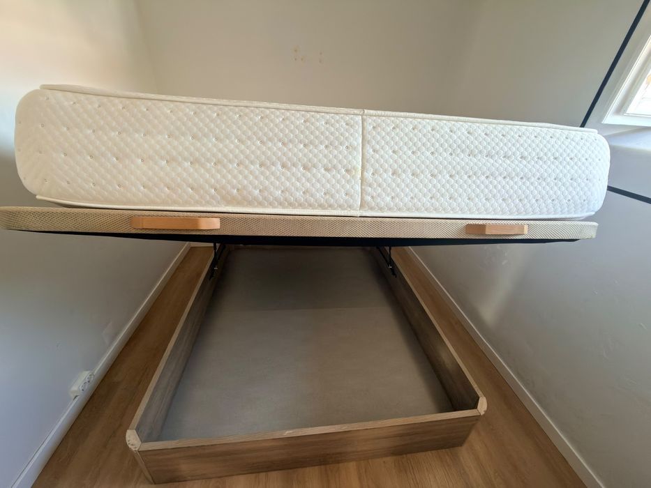 Jogo de quarto - Cama + Colchão + Roupeiro (Como Novo)