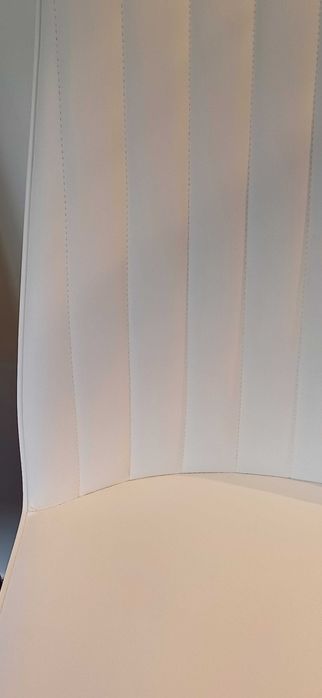 Vende-se 4 cadeiras brancas novas