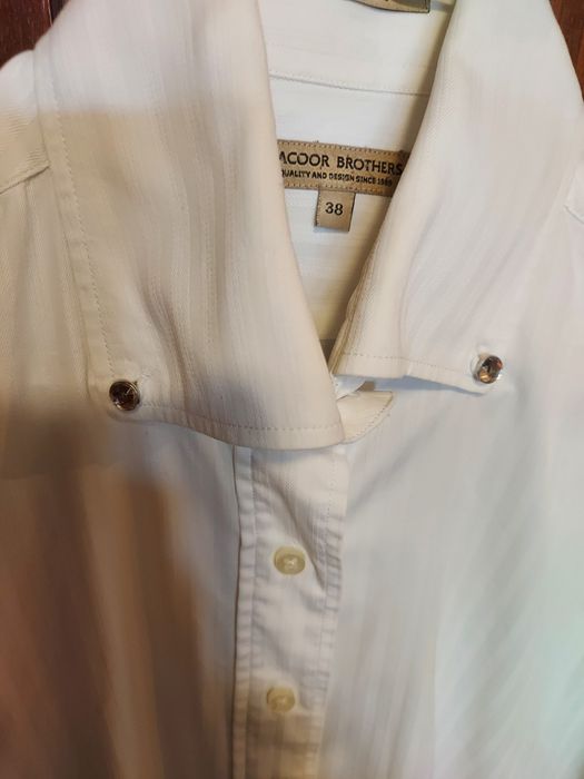 Camisa feminina da Sacoor branca com botões brilhantes