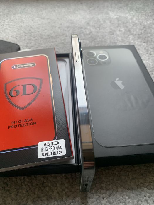 Iphone 13 Pro Max 1TB plus 4 case