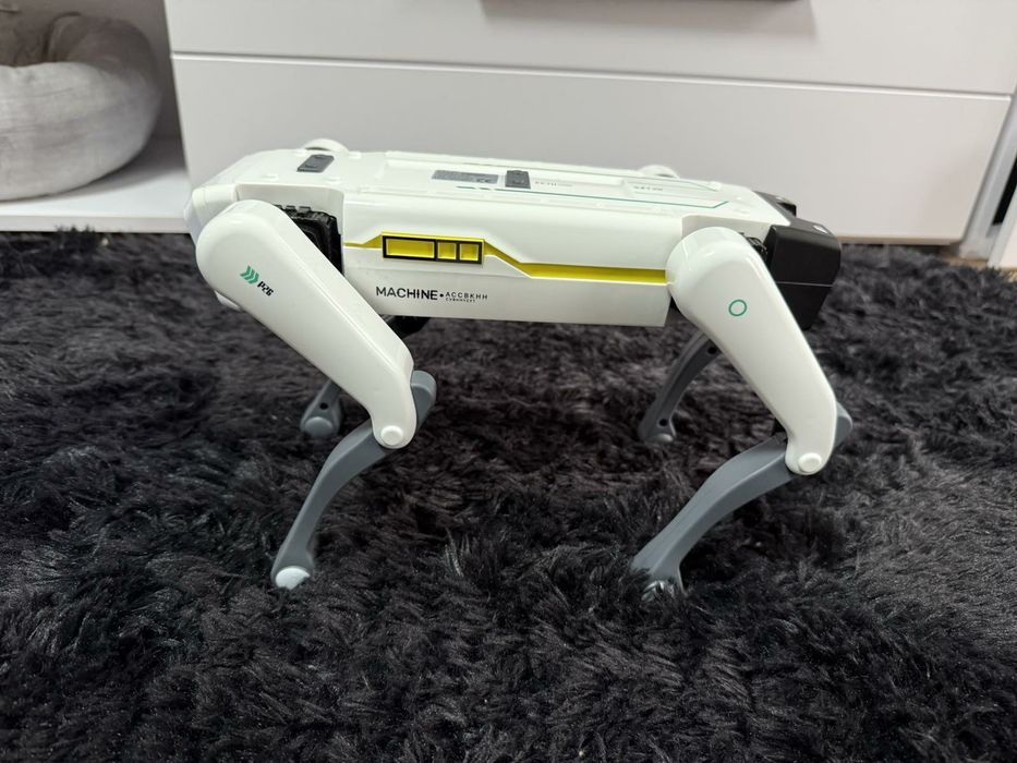 Робот собака даёт лапу бегает пртседает отжимается сПультом управления