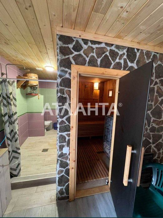Будинок біля лісу зі ставком і сауною (торг)