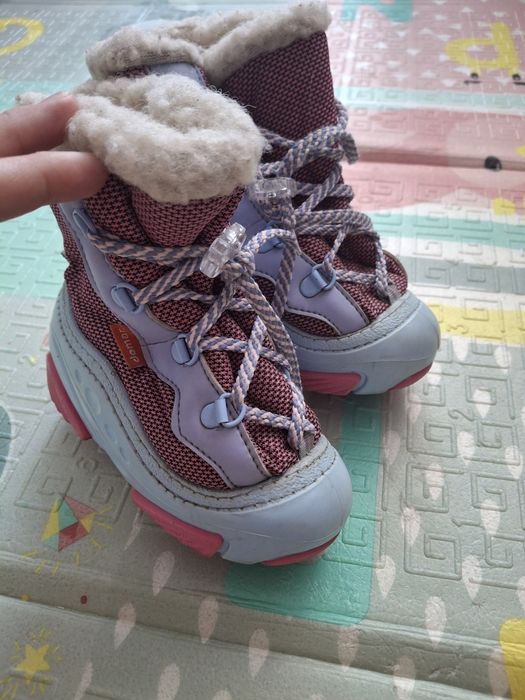 Віддам безкоштовне зимове взуття для дівчинки