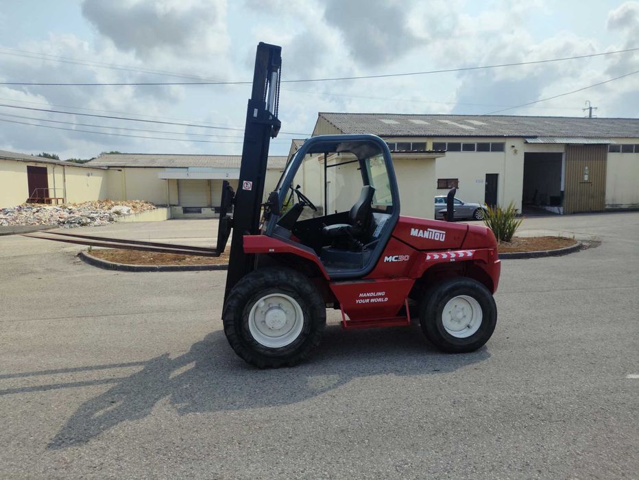 Manitou 3T , motor Perkins, Garfos longos.