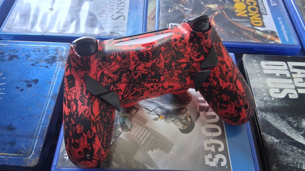 PS4 Pro branca + comando + 30 jogos