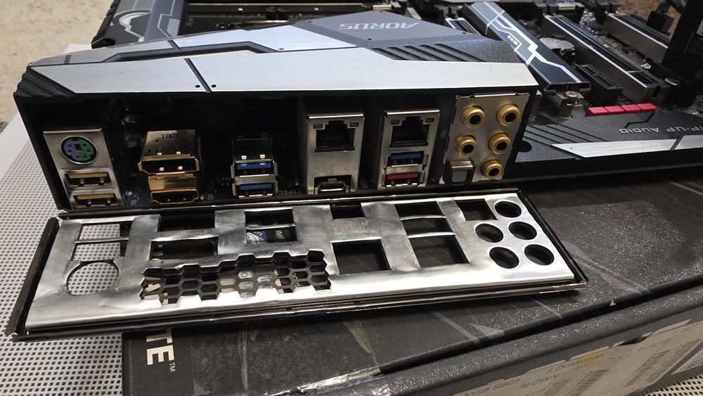 Intel I7 8700k + płyta Gigabyte Z370 AORUS Gaming 7 +  DDR4 2x16 GB