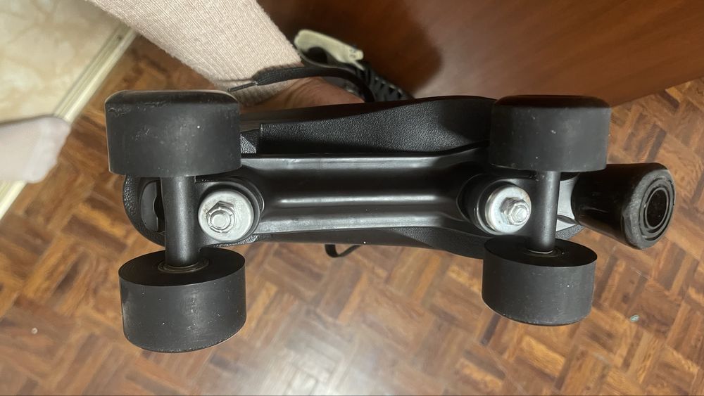 Vendo Patins numero 42 , capacete , caneleira e cutuveleira