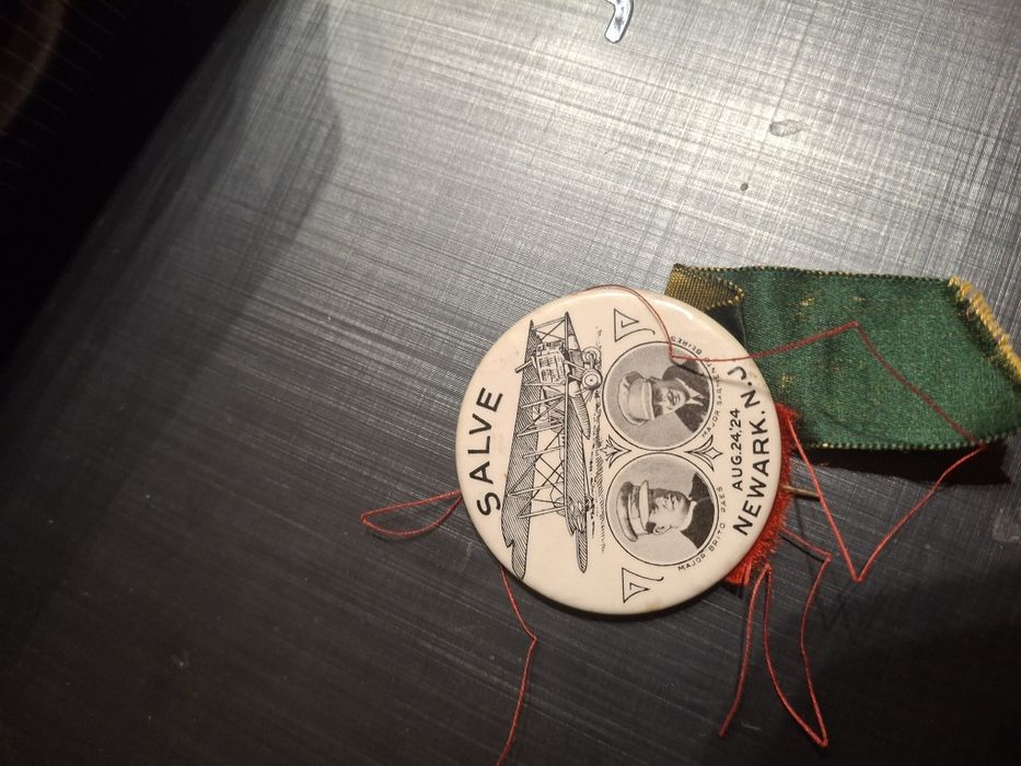 Cracha muito antigo raide aereo Macau sarmento  Beires 1924