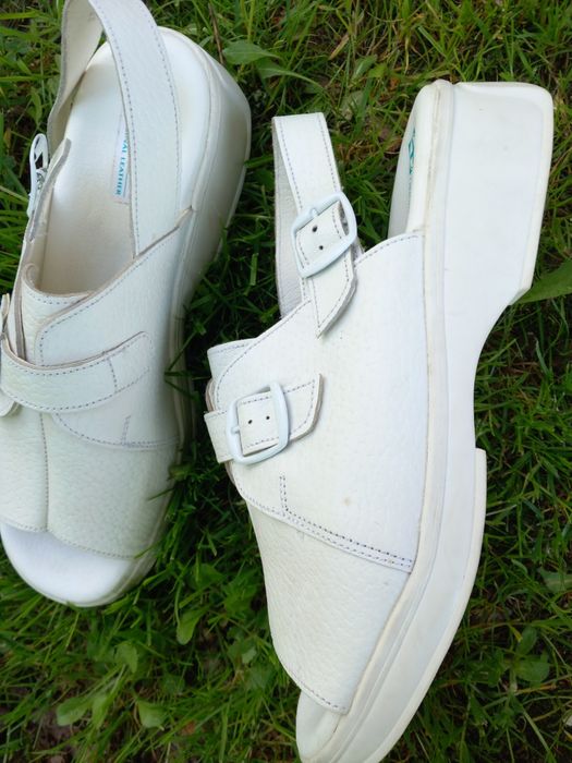 Sandały. Buty klamra
