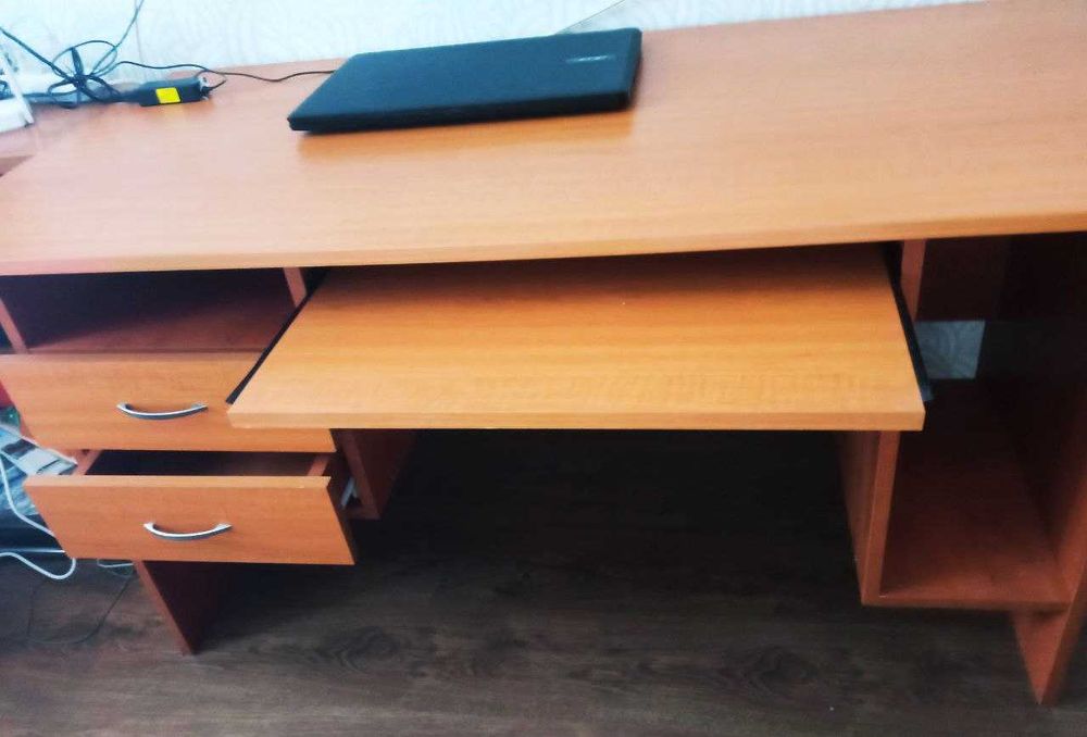 Стол письменный (компьютерный)