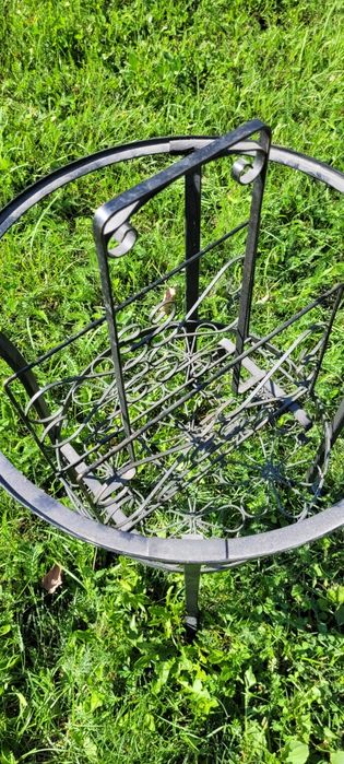 Kwietnik ogrodowy metalowy z koszykiem