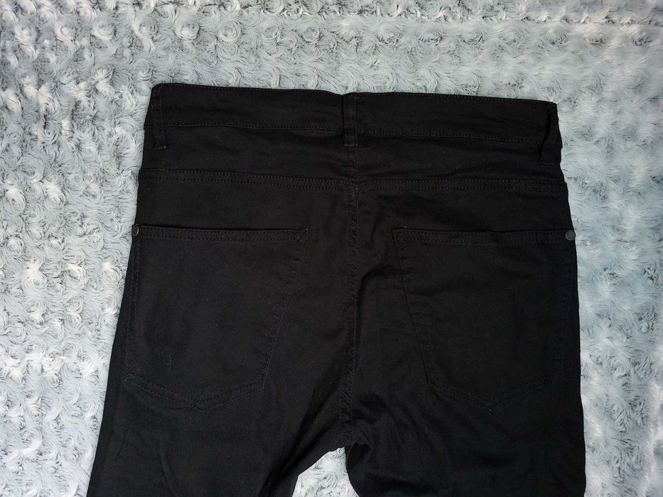 Czarne spodnie z dziurami, S