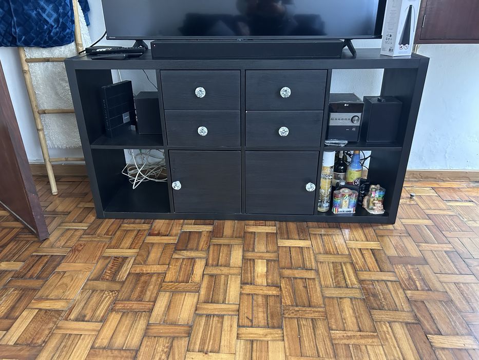 Movel com gavetas e portas e 6 pes prata