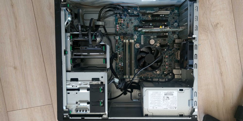 HP Z230 / XEON E3-1246 v3 / 256GB SDD / 1TB HDD / 8GB RAM ECC / NVIDIA K620