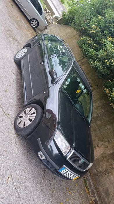 Carro Skoda preto