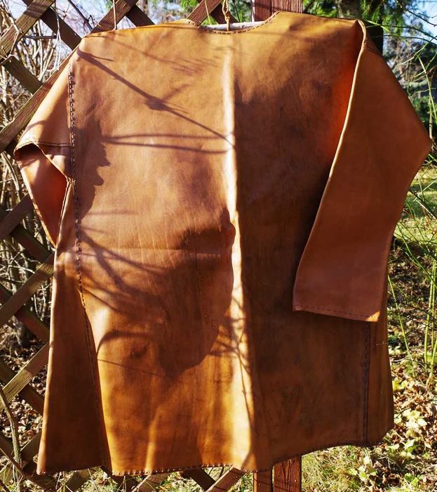 Kaftan wczesnośredniowieczny ze skóry