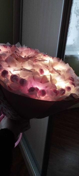 Букет з метеликів і квітів