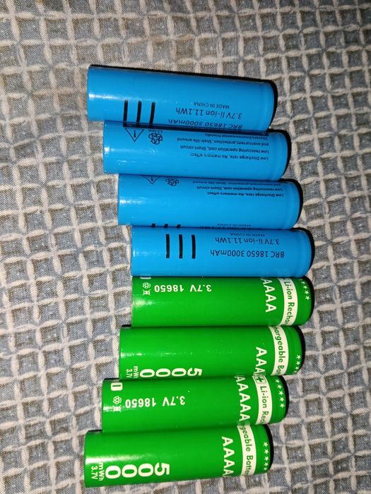 Акумулятори стандартні, із ліхтарів або лампочок.