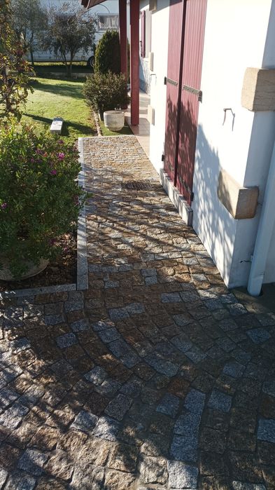 Pavimentações (calçada portuguesa) e obras públicas.