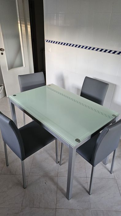 Mesa de cozinha com 4 cadeiras