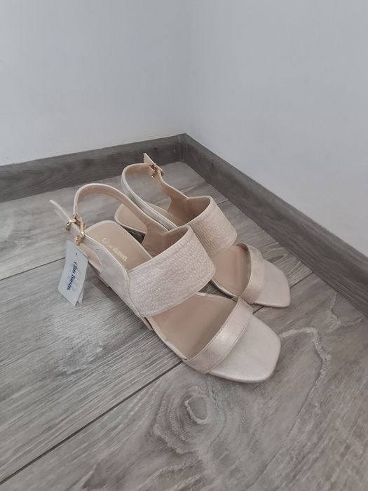 Sandałki na słupku