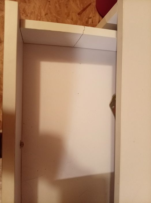 Biała toaletka ze złotymi dodatkami