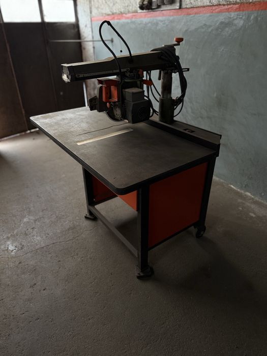 Maquina circular de corte de madeira.