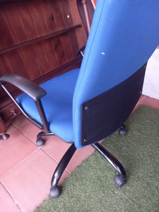 Cadeiras azuis de escritorio