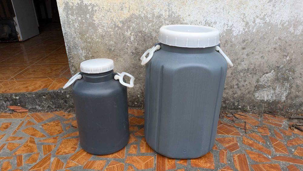 lagar 300litros +2 bido~es + 5 malas +capa chuva +BIDÃO DE 200LITROS