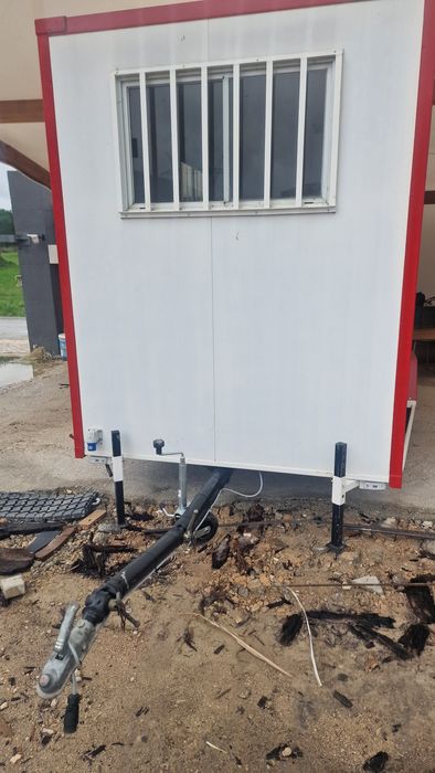 Contentor reboque atrelado cosinha e WC