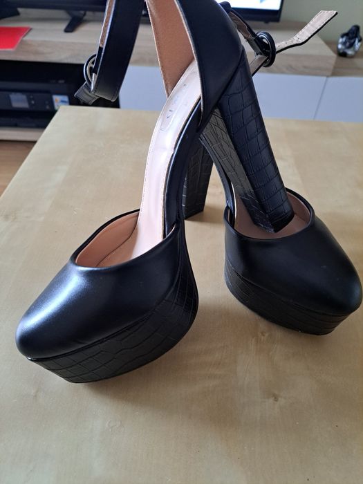 Sapatos de salto alto