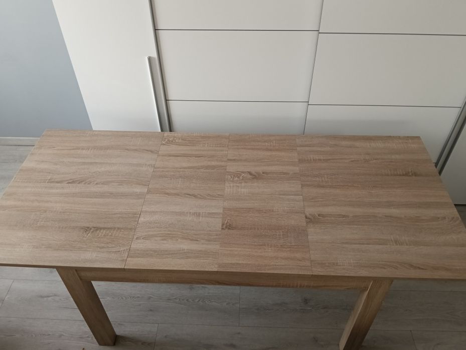 Duży stół z 4 krzesłami