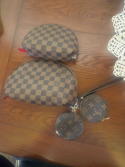 Косметички та гаманці у стилі Louis Vuitton.