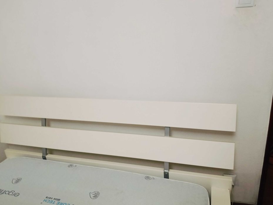 Cama de casal em estado satisfatório