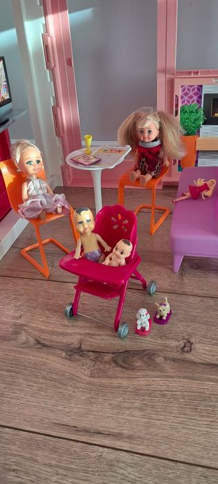 Domek lalki Barbie z basenem, garderobą i lalkami