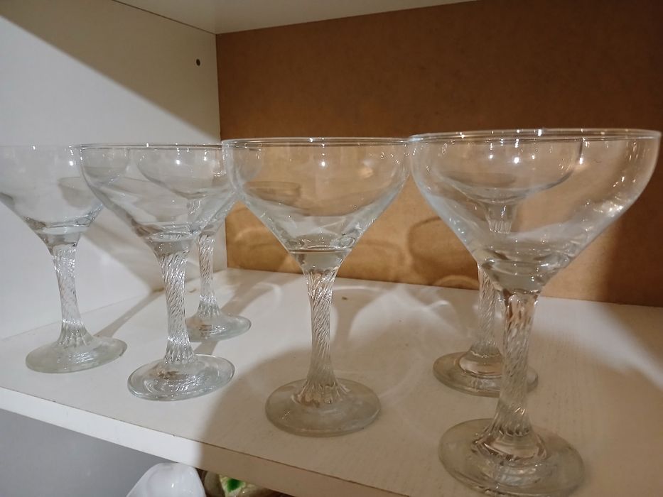 Продам креманки для морозива 6шт.,стакани бережанські  12штук.