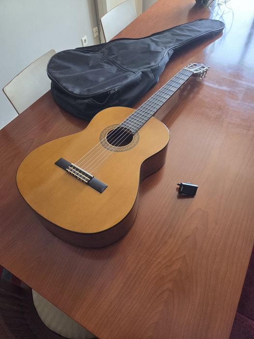 Pack Yamaha C40: guitarra, saco de guitarra e afinador