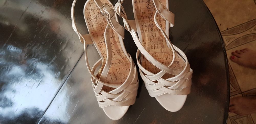 Beżowe szpilki r 39