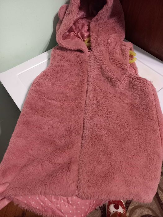 Верхній одяг на дівчинку